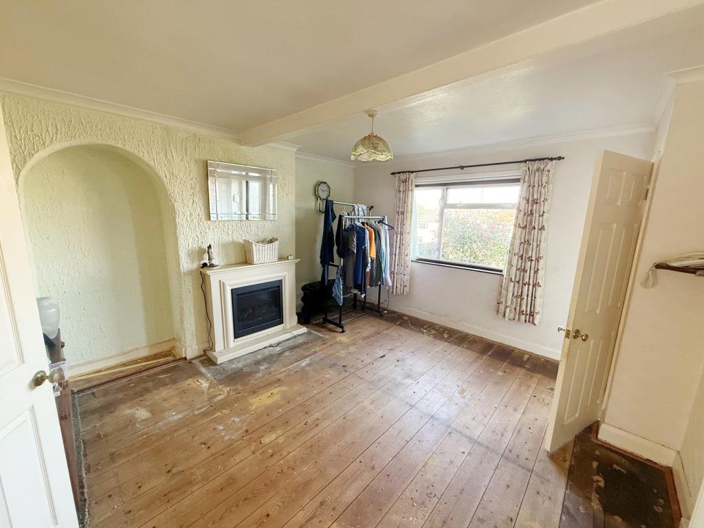 Lot: 88 - HOUSE ON A SUBSTANTIAL PLOT WITH PLANNING FOR AN ADDITIONAL DWELLING - Living room with fireplace